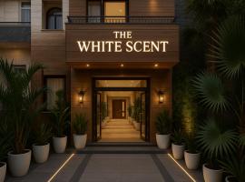 The White Scent-Near Noida Sector 18 Metro，位于诺伊达的酒店
