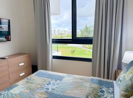Alojamiento con playa artificial en el centro de la ciudad，位于Higuey的酒店
