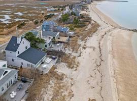 Soundview Beach House: 4BR,Panoramic Views 1.5hrsNYC，位于Wading River的酒店