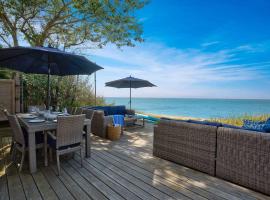 Chic Beach House: Waterfront, Vineyards, Hot Tub，位于Wading River的酒店