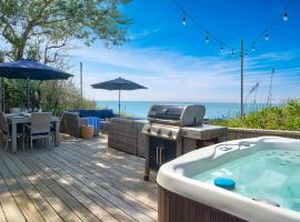 Chic Beach House: Waterfront, Vineyards, Hot Tub，位于Wading River的酒店