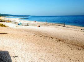 Seaside Stay: Waterfront with Views & Beach Access，位于Wading River的酒店