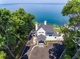 Coastal Retreat: Waterfront, Deck, Awesome Views，位于Wading River的酒店