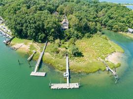 Nature's Paradise: Private Dock & Water Views，位于Mattituck的酒店