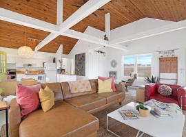 Artist-designed Beach House，位于Wading River的酒店