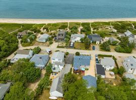 Peconic Sound Beach Home: Backyard & Vineyards，位于Peconic的酒店