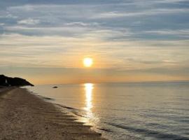 Sea Cliff Charm: 5 Mins to Beach, Firepit，位于Wading River的酒店