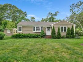 Charming Cottage in The Heart of the North Fork，位于Jamesport的酒店