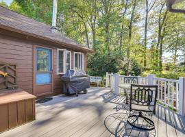 Family Getaway in Bristol Near Trails and Parks!，位于布里斯托尔的酒店