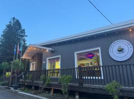 Charming Country Retreat with Scenic Views for 1 - 12 guests，位于Sainte-Marguerite的酒店