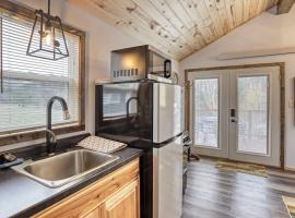 Cozy Creekside Retreat，位于奇斯顿的酒店