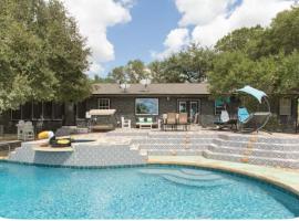 Four Bedroom Ranch Retreat with a Stunning Pool，位于Driftwood的酒店