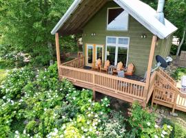 Hoot Owl with a private hot tub，位于Bryant的酒店