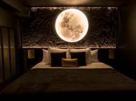 L'inattendu - Loveroom chic et spacieuse avec jacuzzi