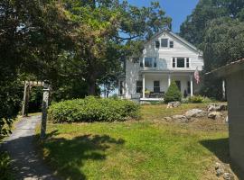 Charming Farmhouse - Holiday Hills，位于Pembroke的酒店