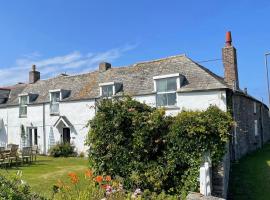 17th Century Traditional Tintagel Farmhouse with Hot Tub，位于Treknow的酒店