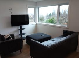 Renfrew Heights: Stylish 2-Bed Townhouse Rupert st，位于温哥华的酒店