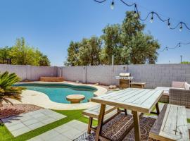 Fenced-In Pool and Patio Gilbert Home!，位于吉尔伯特的酒店