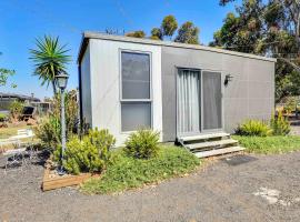 Diggers rest self contained tiny home with wifi，位于Diggers Rest的酒店