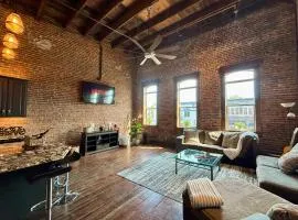 In the Heart of Town-3BR-2bath-500Mbps WiFi-4car parking-EV-boat