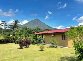 Villa con las mejores vistas al volcán Arenal para 4 huéspedes，位于福尔图纳的酒店