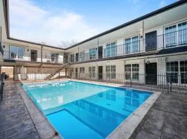 Bright and Airy 2BR with King Bed Free Parking and Pool