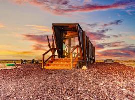 Grand Canyon Stargazing Off-Grid Tiny Home，位于瓦莱的酒店