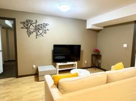 Peaceful House with Backyard，位于兰利的酒店