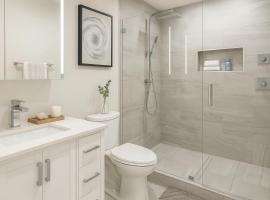 Cozy 2 Bed Condo with Vibrant Downtown Energy，位于温哥华的酒店