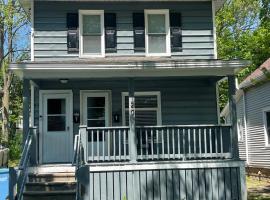 Spacious 1 Bedroom Duplex，位于兰辛的酒店