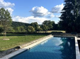 G&icirc;te Eug&egrave;ne S&uuml;e - cuisine ferm&eacute;e，位于马尼的带泳池的酒店