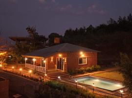 Lifeline Villas - 2bhk Red Stone Luxurious Valley View Villa With Huge Private Pool，位于马哈巴莱斯赫瓦尔的酒店