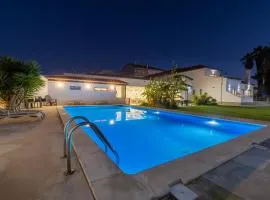 Silver Seahorse Garden Retreat
