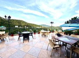 Kasauli View Resort Kasauli # Parking # lift # Garden # Restaurant # Open Terrace # On Road Location，位于卡绍利的酒店