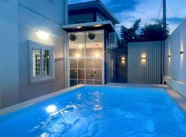 Private Pool Villa for 9 Guests - Pet Friendly - 2 km from Charoen Sri Fresh Market，位于乌汶的酒店