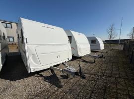 Lakokocsi berles kolcsonzes，位于P&eacute;cel的豪华帐篷营地