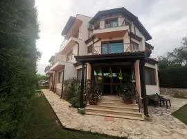 Affordable Rooms with BBQ 5 min drive from beach