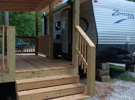 Camper only 2 Min to the Lake!