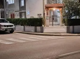 Room Misir in Downtown - Private Entrance and Private Bathroom