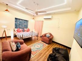 The Family Courtyard, 4 BR Boutique Villa and Guest House，位于勒克瑙的酒店