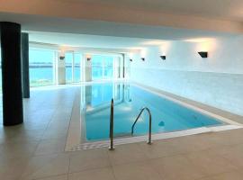 Ferienwohnung direkt am Meer mit Pool und Sauna, Strand fußläufig erreichbar, barrierefrei，位于卡珀尔恩的酒店