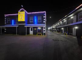 Motel 9，位于拉雷多Laredo International Airport - LRD附近的酒店