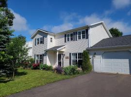 Yuan's Cozy 4BR House in Charlottetown，位于Cornwall的酒店