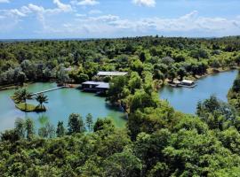 "D'BAMBOO KAMP" Desa Wisata Ekang，位于拉古洼的豪华帐篷营地