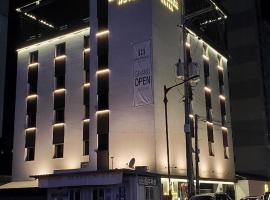 H Avenue Hotel，位于金海市的酒店