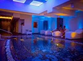 德优利维酒店，位于费兰迪纳的带泳池的酒店