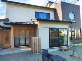 Fujiyoshida house, 2 toilet 2 bathroom, Mt Fuji view, 4 living room, free parking 5 cars, projector, washmachine, pet ok，位于南都留郡的酒店