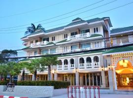 The Taksim Royal Beach Hotel，位于芭东海滩的酒店