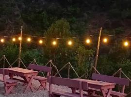 Camping krahinaeshllakut，位于Koman的酒店