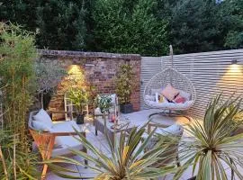 Chic Marlow Escape - Courtyard, River and Fun! Near Windsor and Henley